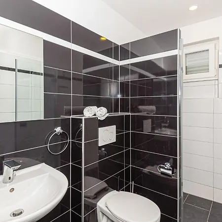 3 Bedroom Amazing In Apartment *