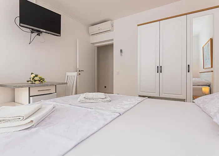 3 Bedroom Amazing In Apartment *